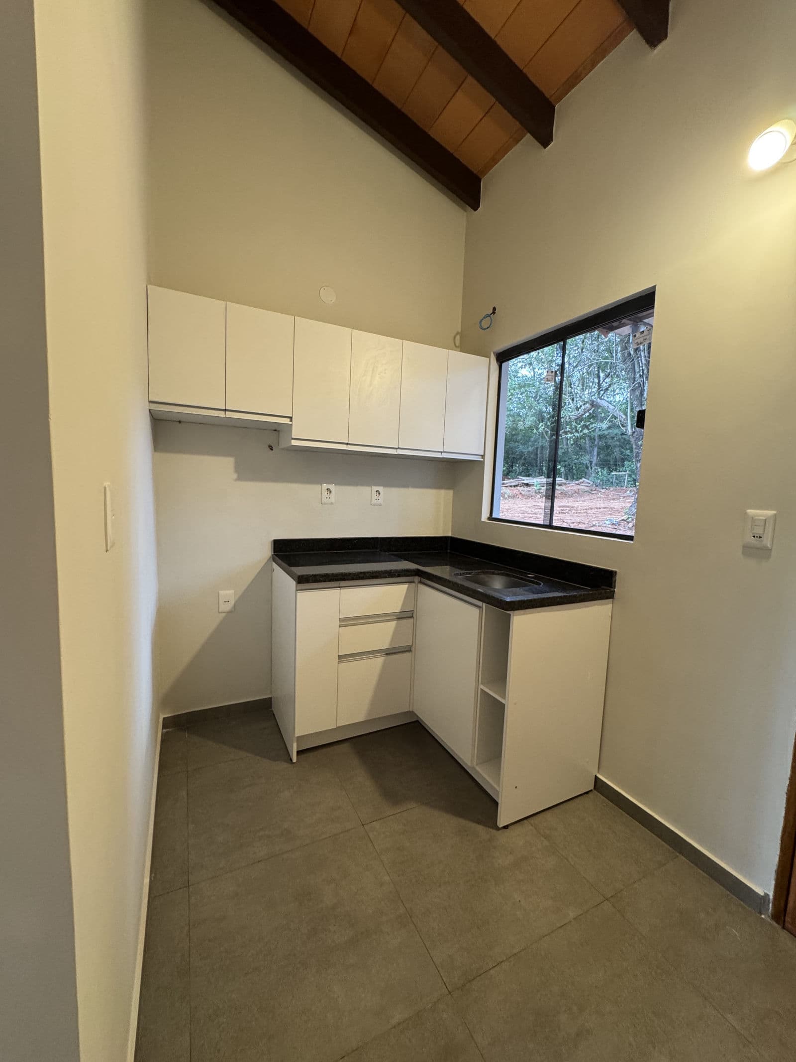 Cocina con muebles y mesada de granito